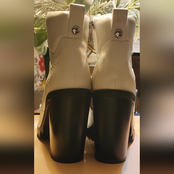 BCBGeneration Lace-up w/side zipper Size 9M/40 Bright White - Picture 4 of 6